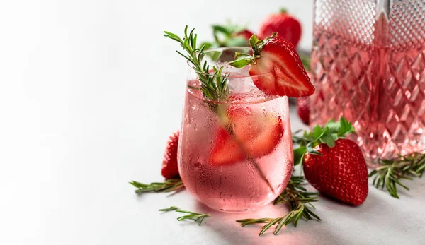 Refreshing Drink Natural Ice Strawberries Rosemary Frozen Glass Gin Tonic — Stock Photo, Image