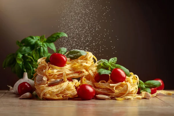 Zelfgemaakte Rauwe Pasta Met Tomaat Knoflook Basilicum Een Bruine Achtergrond — Stockfoto
