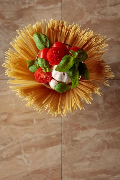 Raw Spaghetti Tomato Garlic Basil Brown Ceramic Table Top View — Stock Photo, Image