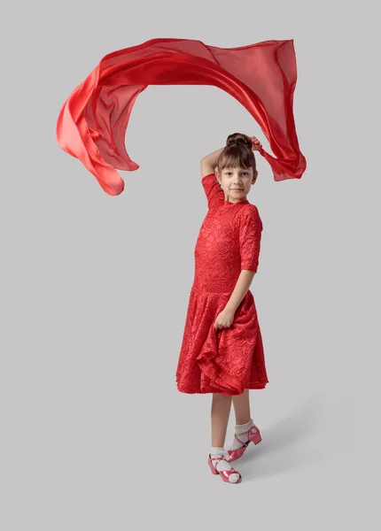 Dansande Flicka Röd Klänning Med Flygande Rött Tyg — Stockfoto