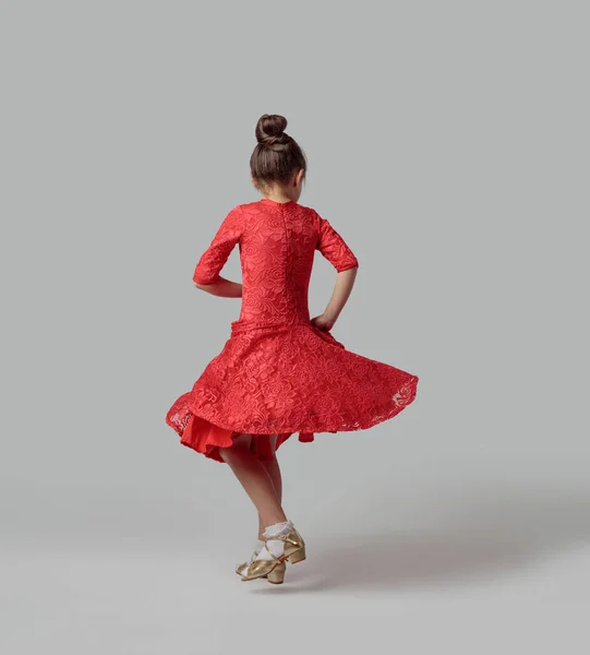 Gri Arka Planda Kırmızı Elbiseli Dansçı Kız — Stok fotoğraf