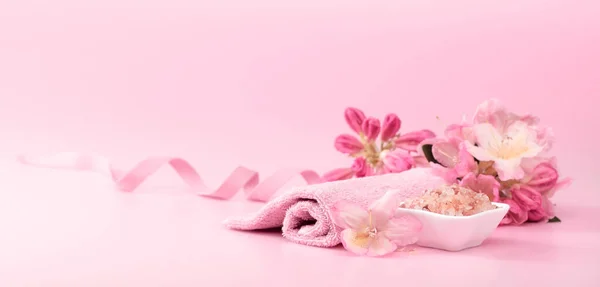 Composição Spa Com Sal Rosa Himalaia Flores Toalha Espaço Cópia — Fotografia de Stock