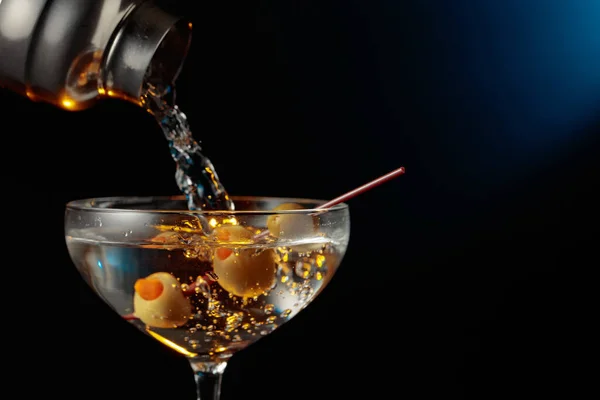 Martini Com Azeitonas Verdes Coquetel Derramado Uma Coqueteleira Copo — Fotografia de Stock