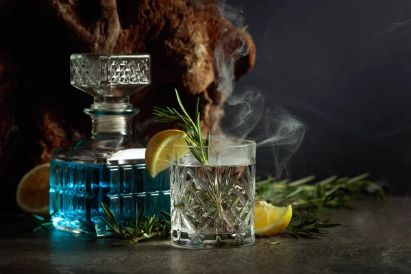 Cocktail Gin Tonic Con Limone Rosmarino Bicchiere Cristallo Rosmarino Affumicato — Foto Stock