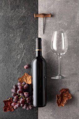 Arka planda üzümlü kırmızı şarap. Üst görünüm.