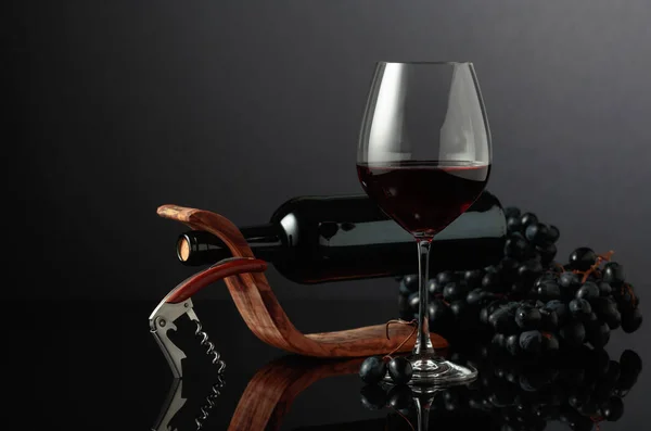 Red Wine Corkscrew Blue Grapes Black Reflective Background — Stock Photo, Image