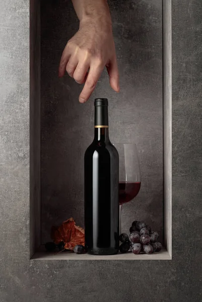 Bottle Red Wine Grapes Hand Reach Bottle Wine — Stockfoto