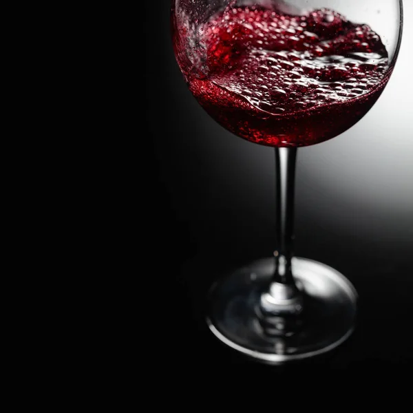 Крупним Планом Червоне Вино Наливає Чорний Фон Копіювати Простір — стокове фото