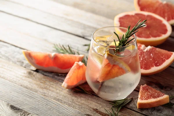 Gin Tonic Met Ijs Rozemarijn Grapefruitschijfjes Matglas Cocktail Met Ingrediënten — Stockfoto
