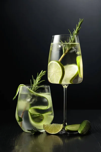 Gin Tonic Med Rosmarin Lime Och Gurka Frostat Glas Glasögon — Stockfoto