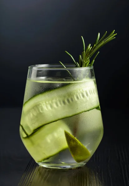 Gin Tonic Med Rosmarin Lime Och Gurka Frostat Glas Glas — Stockfoto