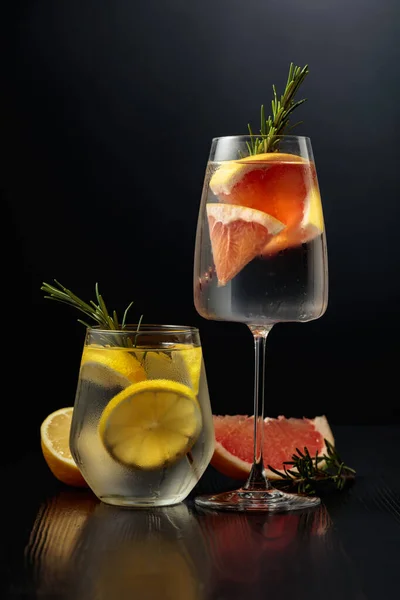 Gin Tonic Con Hielo Romero Limón Pomelo Vasos Esmerilados Gafas —  Fotos de Stock