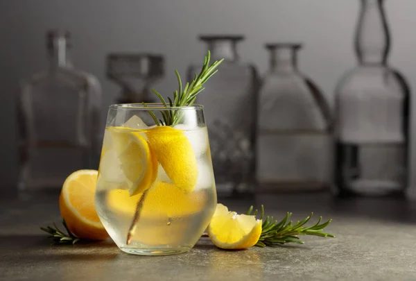 Cóctel Gin Tonic Con Hielo Romero Limón Sobre Una Mesa —  Fotos de Stock