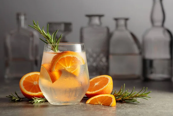 Cocktail Gin Tonic Met Ijs Rozemarijn Sinaasappel Een Stenen Tafel — Stockfoto