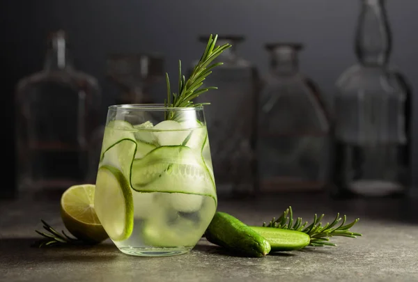 Cocktail Gin Tonic Met Ijs Rozemarijn Limoen Komkommer Een Stenen — Stockfoto