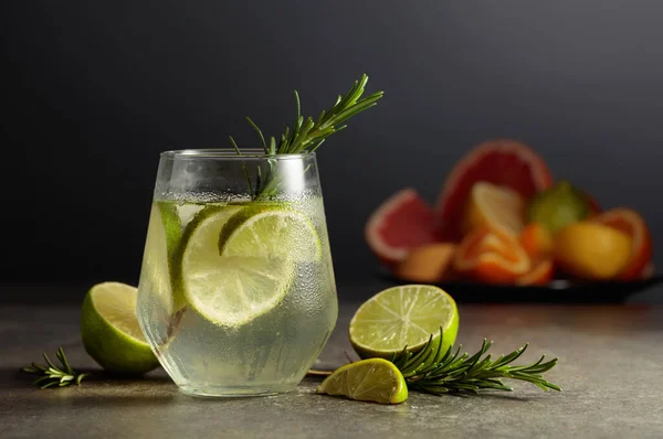 Gin Tonic Cocktail Con Ghiaccio Rosmarino Lime Tavolo Pietra Sullo — Foto Stock