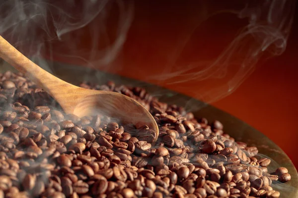 中焙煎のコーヒー豆は 焙煎パンでスモーキーです スペースのコピー — ストック写真