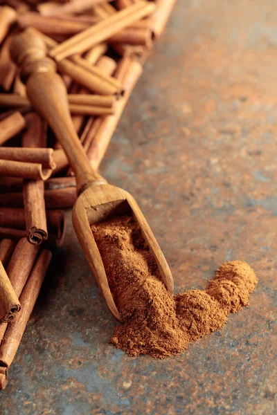 Cinnamon Powder Wooden Spoon Cinnamon Sticks Rusty Metal Background — Stock Photo, Image