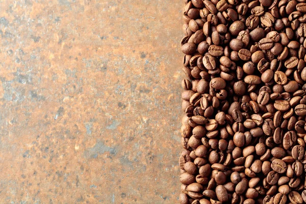 Koffiebonen Een Roestige Metalen Ondergrond Bovenaanzicht Kopieerruimte — Stockfoto