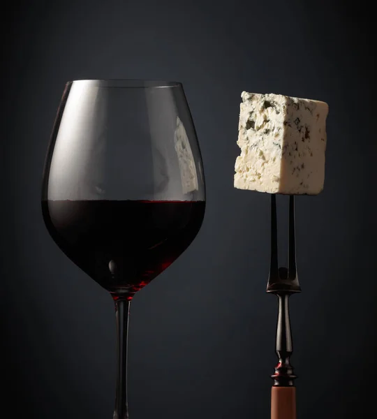 Ένα Ποτήρι Κόκκινο Κρασί Και Μπλε Τυρί Μαύρο Φόντο — Φωτογραφία Αρχείου