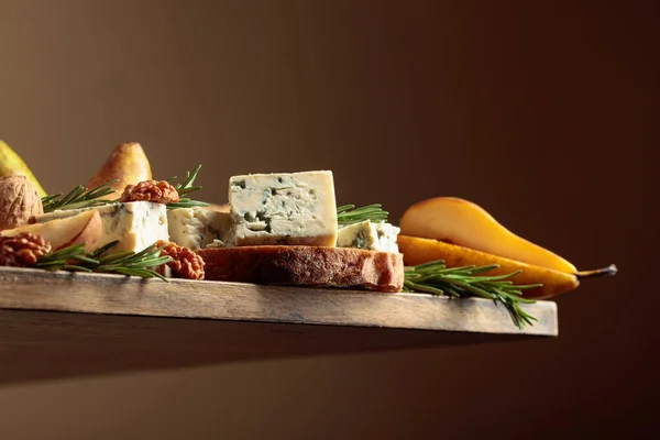 ブルーチーズと梨のサンドイッチ 古い木製のテーブルパンでは 青いチーズ クルミ ローズマリー 下からの眺め — ストック写真