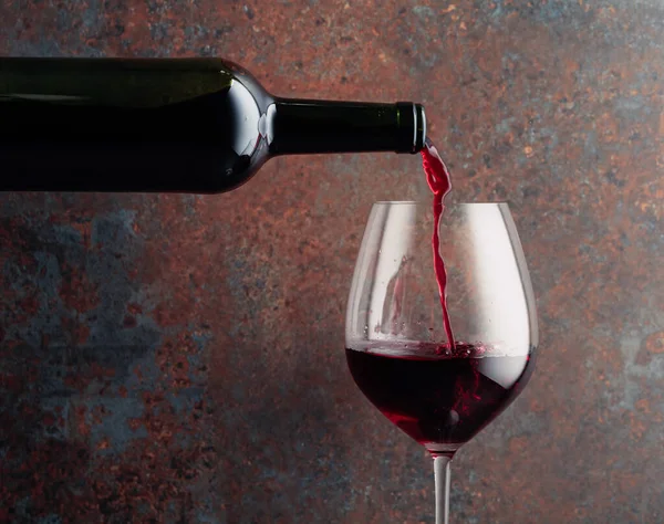 Κόκκινο Κρασί Χύνεται Από Ένα Μπουκάλι Ένα Ποτήρι Κρασί Σκουριασμένο — Φωτογραφία Αρχείου