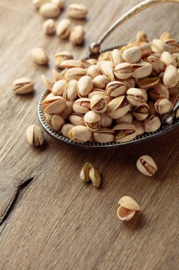 Eski ahşap bir masada tuzlu şam fıstığı.