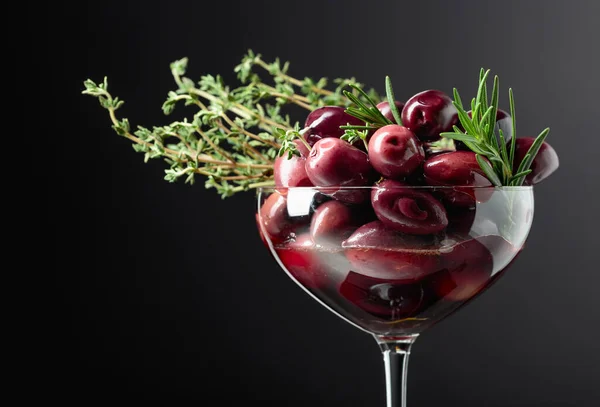 Rote Oliven Einer Glasschüssel Mit Rosmarin Und Thymian Garniert Kopierraum — Stockfoto