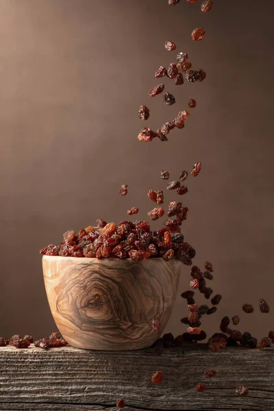 褐色背景的葡萄干 莱辛在木碗里 复制空间 — 图库照片