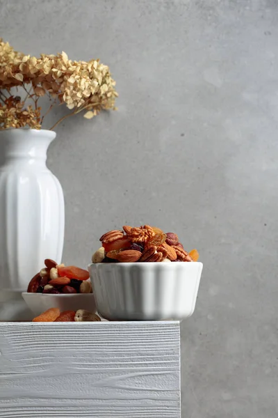 Beyaz Ahşap Bir Masada Kurumuş Meyve Fındık Boşluğu Kopyala — Stok fotoğraf