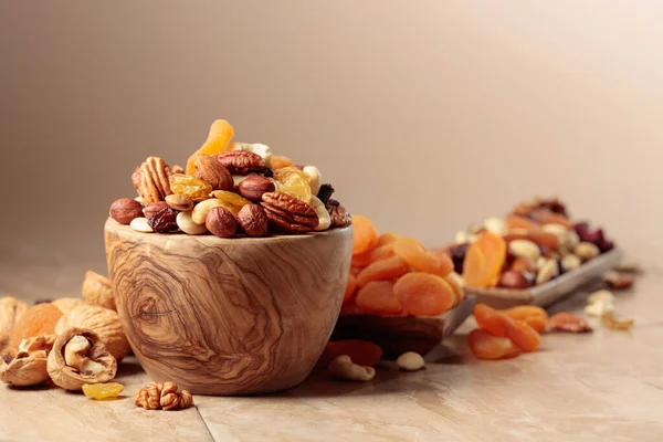 Sušené Ovoce Ořechy Béžovém Keramickém Stole Směs Ořechů Meruněk Rozinek — Stock fotografie