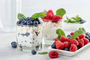 Kremalı, ahududulu ve naneli yaban mersinli tatlı.. 