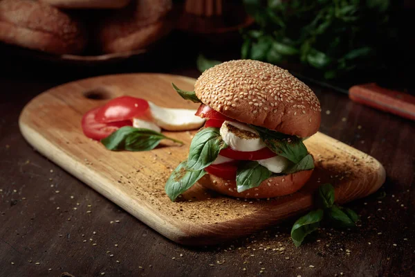 Sandwich Con Mozzarella Tomates Albahaca Sobre Una Vieja Mesa Madera —  Fotos de Stock