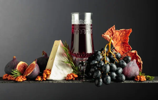 红葡萄酒 乳酪软糖和水果在黑暗的背景 复制空间 — 图库照片