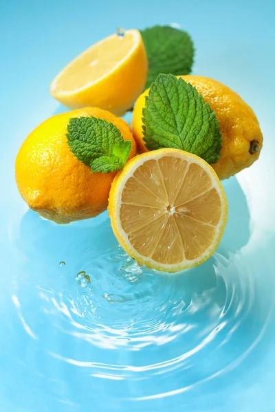 Ripe Juicy Lemons Mint Blue Background Water Splashes Copy Space — Fotografia de Stock