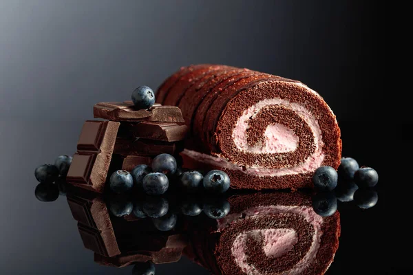 Chocolate Roll Cake Blueberries Broken Black Chocolate Bar Black Reflective — Stock Photo, Image