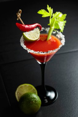 Kereviz, limon ve kırmızı biberli Bloody Mary kokteyli. Cam deniz tuzu ile süslenmiş..