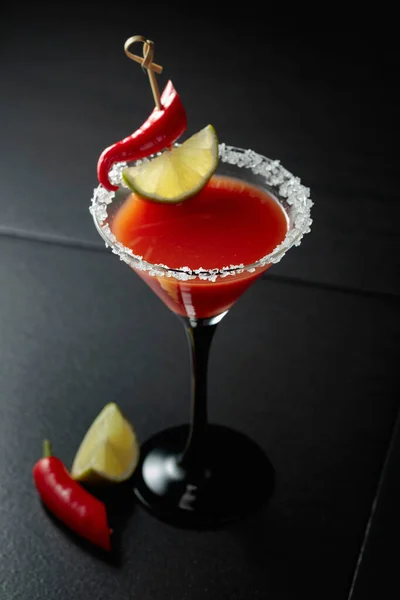 Cocktail Bloody Mary Avec Citron Vert Poivron Rouge Sur Fond — Photo