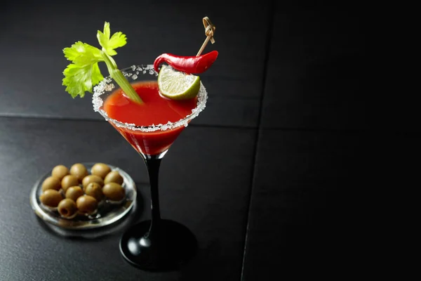 Cóctel Bloody Mary Con Apio Lima Pimiento Rojo Aceitunas Verdes —  Fotos de Stock