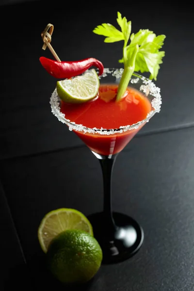 Cocktail Bloody Mary Con Sedano Lime Peperoncino Vetro Decorato Con — Foto Stock