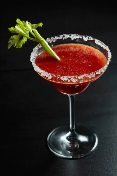 Bloody Mary Cocktail Mit Sellerie Auf Schwarzem Hintergrund Das Glas — Stockfoto