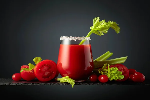 Färsk Tomatjuice Ett Glas Med Selleri Pinne Och Hög Med — Stockfoto