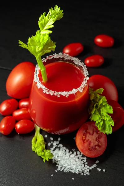 Jugo Tomate Con Apio Tomates Frescos Sal Marina Sobre Fondo —  Fotos de Stock