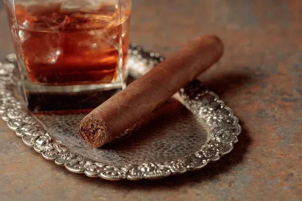 威士忌加冰块和雪茄在银盘上 有选择的重点 — 图库照片