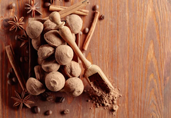 Köstliche Schokoladentrüffel Mit Zimt Anis Und Kaffeebohnen Auf Einem Holztisch — Stockfoto