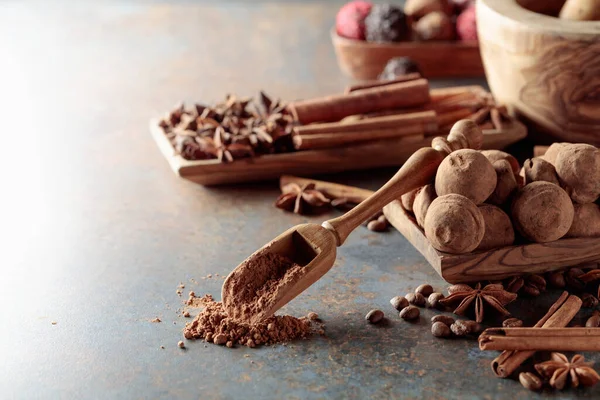 巧克力松露和勺子加可可粉 将肉桂 茴香和咖啡豆放在陈腐生锈的桌子上的糖果 — 图库照片