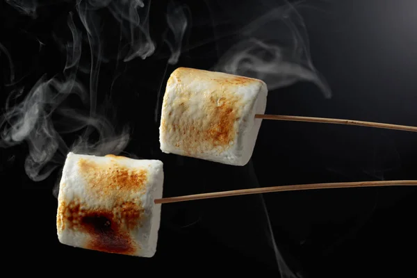 Marshmallows Torrados Com Fumaça Fundo Preto — Fotografia de Stock