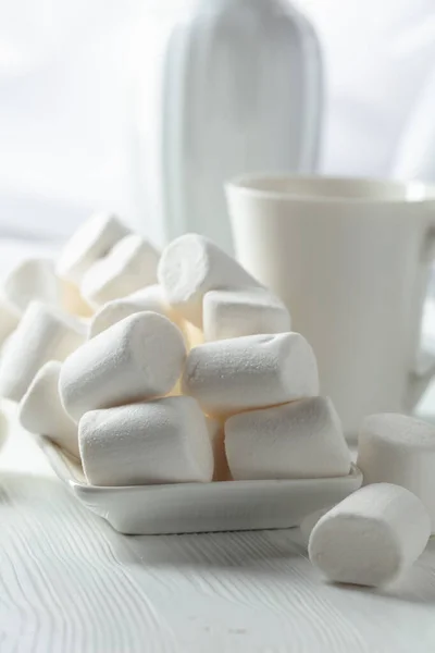 Λευκά Marshmallows Λευκό Ξύλινο Τραπέζι — Φωτογραφία Αρχείου