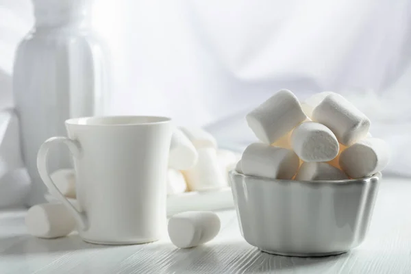 Beyaz Ahşap Bir Masada Beyaz Şekerlemeler — Stok fotoğraf