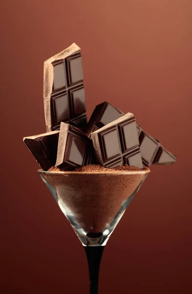 Broken Black Chocolate Bar Glass Cocoa Powder Chocolate Brown Background — Stock Photo, Image